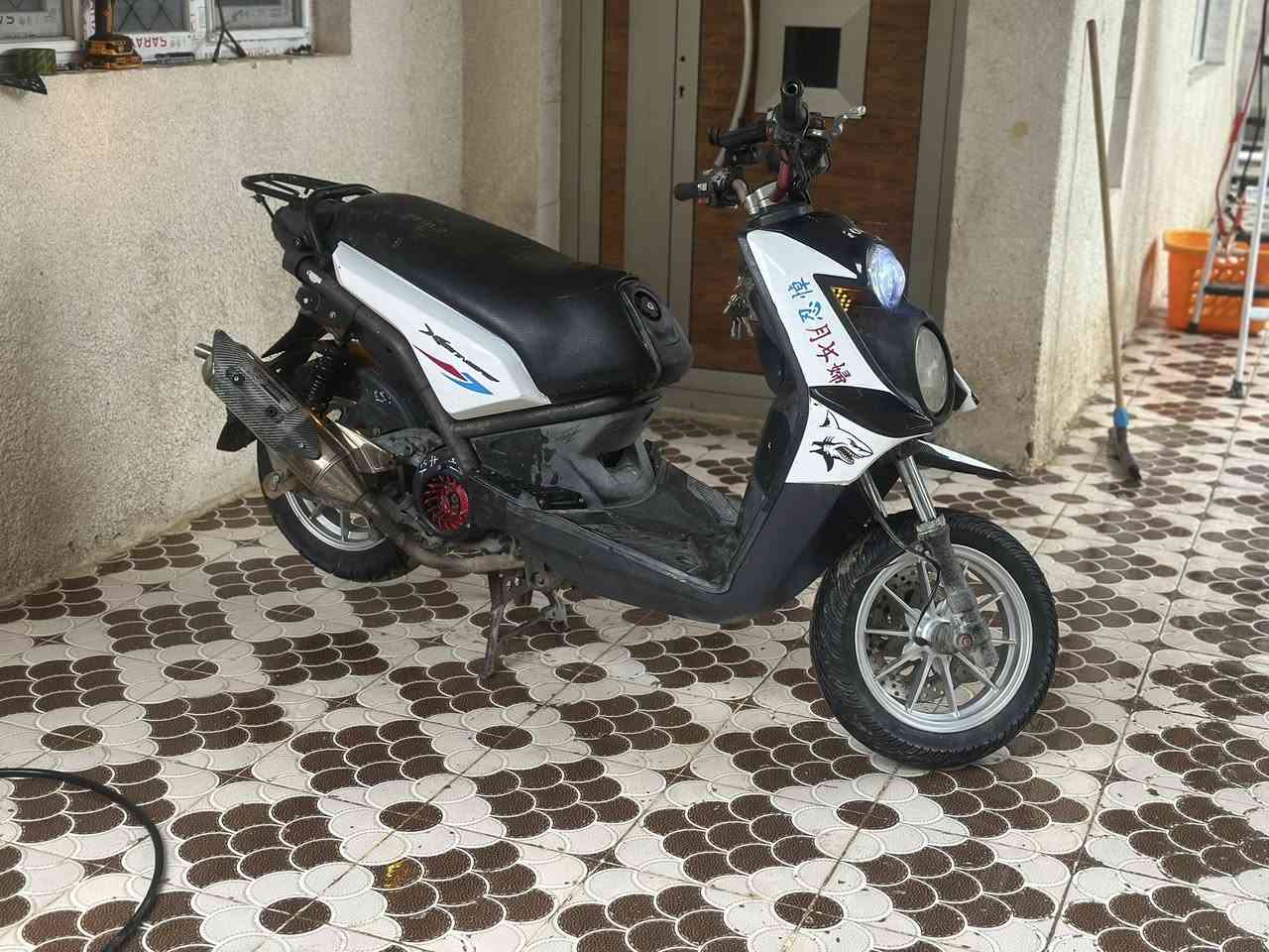 ⚠️سلام عليكم. سكنس جبلي. موديل 10عليه تزوير بيه حلو دراجه حلوه و نضيفه و كامله من كلشي. بيه ويل و دبل خلفي و ستيرن  و بكلايت 13 جاملغ امامي و دراجه لوانه احمر جارد مغلفه جامليه  سعره  مليوان و ميه و بيه مجال حك جيه *********** اهذا رقمي مكاني ديالى خالص 🚨
