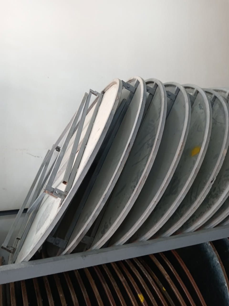 للبيع ميز متر و20 سانتيم تفصال نجف يم محمود الحداد  وصحن الشمري 75سانتيم عدد75 جديد طالعات مرتين فقط العنوان نجف الحيدريه عمود 605 للتصال ***********
