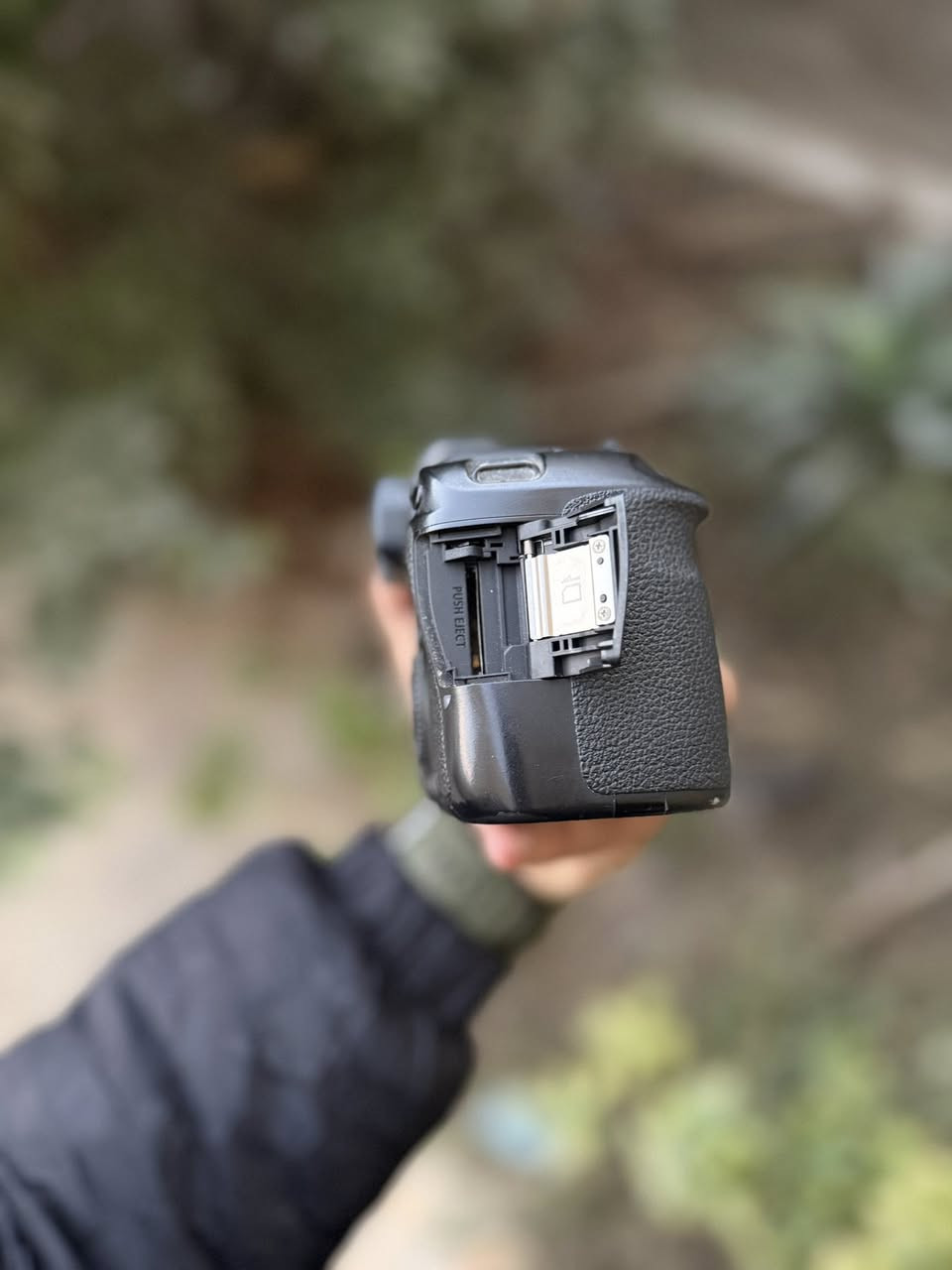 السلام عليكم
كاميرا كانون 6Dمارك وان للبيع 
بسعر 350الف 
للتواصل واتساب فقط
***********
وراح اخلي بعض لقطات من تصويري بعمل صحافه بيها
