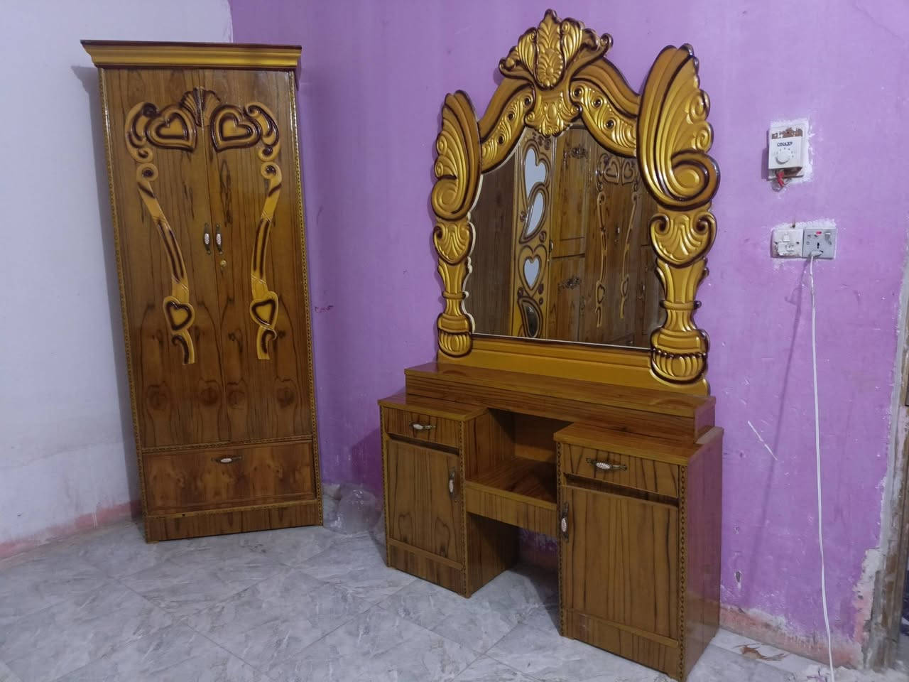 السلام عليكم غرفه اخشاب للبيع غرف جديده صارلي 10 تيام من جبته غرفه حلوه السعر 950 وبيه مجال مكاني واسط العزيزيه هاذه رقمي ***********
