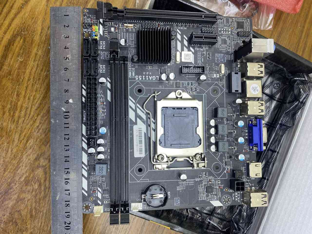 ماذر بورد Mother board

لوحة أم من نوع LGA 1155 V:2.0)، إليك التفاصيل الفنية

المواصفات الفنية (LGA 1155 H61)

هذه اللوحة تعتبر من اللوحات الاقتصادية المخصصة لمعالجات إنتل من الجيل الثاني والثالث.

• المقبس (Socket): LGA 1155.

• المعالج: تدعم معالجات Core i3, i5, i7 والـ Pentium/Celeron من الجيلين الثاني (Sandy Bridge) والثالث (Ivy Bridge).

• الذاكرة (RAM): تدعم DDR3 بفتحتين (غالباً حتى 16 جيجابايت).

• التخزين: منافذ SATA 2.0 (وبعض الإصدارات الصينية الحديثة تضيف منفذ M.2 NVMe).

• المنافذ: تحتوي عادةً على USB 2.0، ومنافذ عرض VGA و HDMI.

السعر : ٣٠.٠٠٠  مع التوصيل

#لوحة_أم #ماذربورد #قطع_حاسوب #كمبيوتر_جيمنج #العراق #بغداد #أربيل #البصرة #حاسبات_العراق #بيع_شراء_حاسبات #تقنية #إنتل #LGA1155 #H61 #تطوير_حاسبات #جيمنج_العراق #سوق_الحاسبات #أسعار_الحاسبات #أمازونياتي #قطع_غيار_كمبيوتر #PC_Gaming_Iraq #Motherboard #Intel #Hardware_Iraq


**إذا كنت صاحب هذا الإعلان وتريد حذفه لأي سبب، رجاءا أرسل رسالة إلى الدعم الفني**