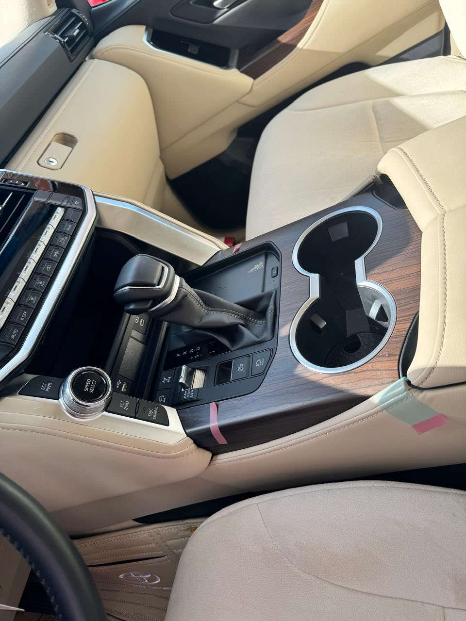 بسم الله الرحمن الرحيم
تويوتا لاند كروزر ٢٠٢٤ شركة جهان
مواصفات لمتد
٦ بستن تنفس طبيعي 
ماشي ٢١٠٠٠ الف كيلو 
دعامي لي دعامي شرط
رقم اربيل مكان دهوك 
***********
