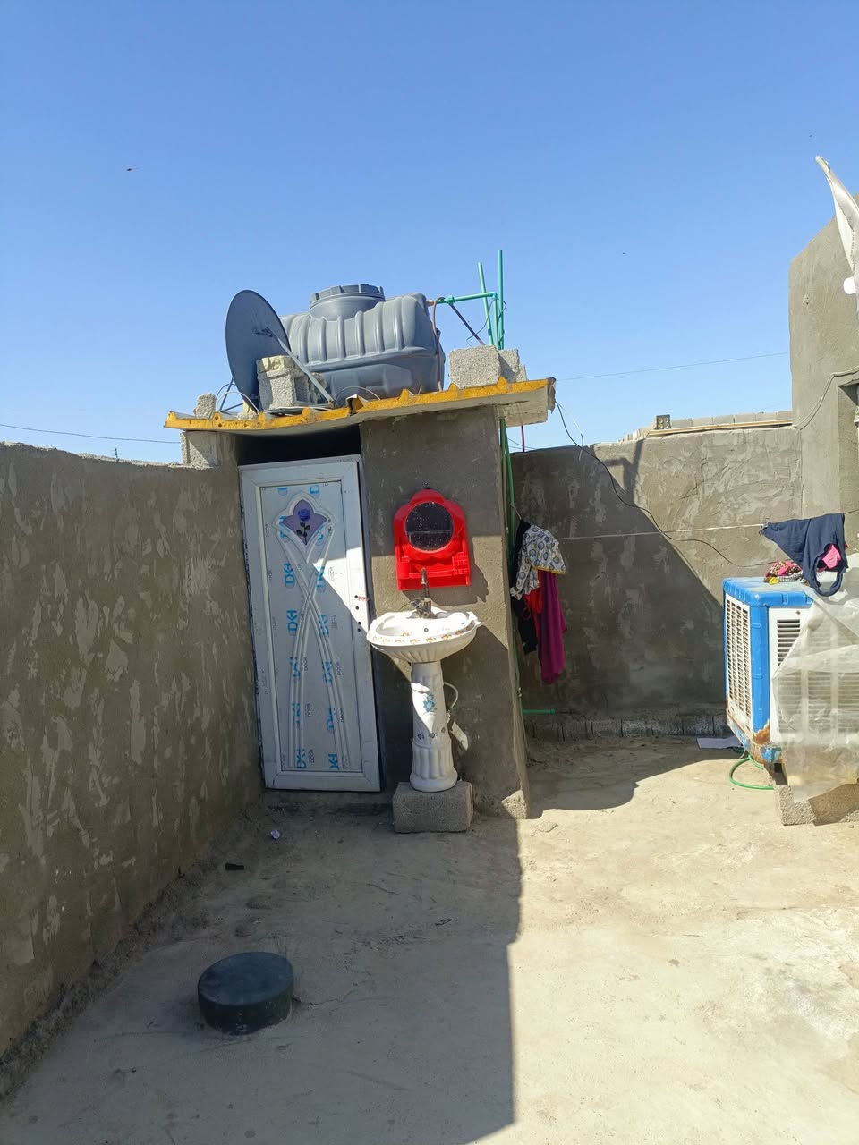 سلام عليكم بيت البيع مثلث الكلابين طابو زراعي سنت 25 البيت مساحه 180 متر بي ستقبال وقرفتين نوم وحده كامله ووحده بس السكف عكاده السكف مالته وصطح كامل شتايكر  نقص بي بس الرضيه مالته البيت كامل وره حسيب  البيت ول ستفسار هاذه رقمي ***********
