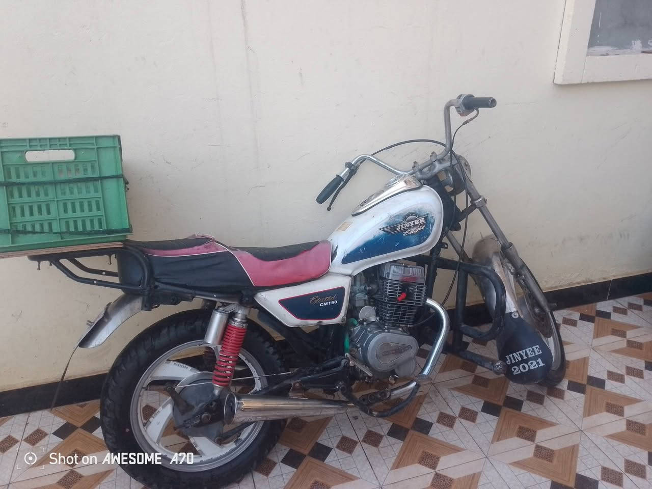 السلام عليكم دراجتين السودة يحتاجلهة بس بستم ورنكات ابيعلك كوم حديد والثانية شغالة مابيهة شي سعر الوحدة 150 الف 
للتواصل عل رقم ***********
