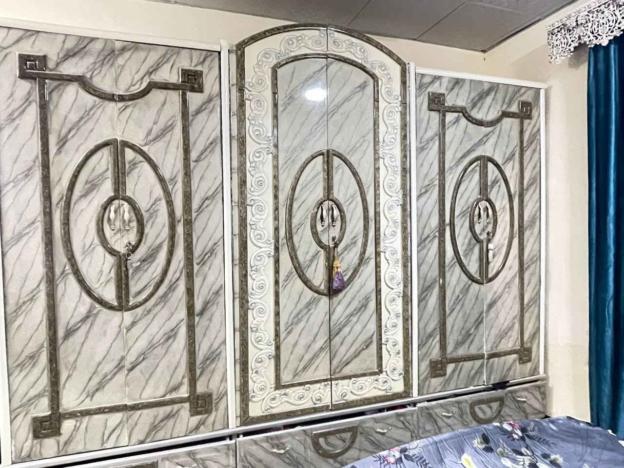 سلام عليكم غرفة صاج شغل عراقي البيع تسكام ثقيل مصبوغة صبغ حراري كنتور باب٦  طابقين البيع  غرفة جديدي مكان حي الغدير قرب فلكت القاضي رقم *********** موجود واتساب
