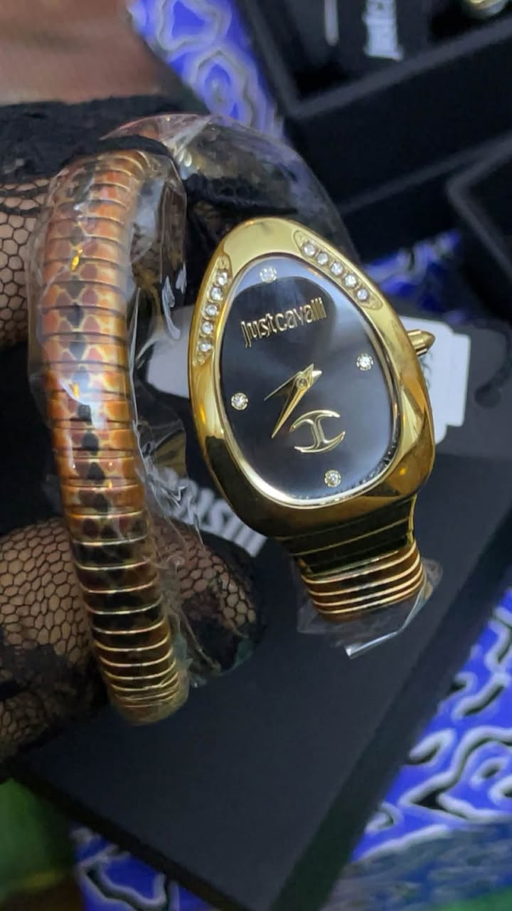 اكوووو احلى مـטּ هيج فخامة 
#Just Cavalli
🔹جاست كفالي الثعبان 
🔹لون المميز جدا والمرغوب 
🔹رقم الكود JC1L268M0025
🔹كوارتز بطارية 
🔹كامل المرفقات والعلاكة الاصلية 
🔹مع تاك السعر 💵يعني هدية توب 
🔹قطعة واحدة فقط


**إذا كنت صاحب هذا الإعلان وتريد حذفه لأي سبب، رجاءا أرسل رسالة إلى الدعم الفني**