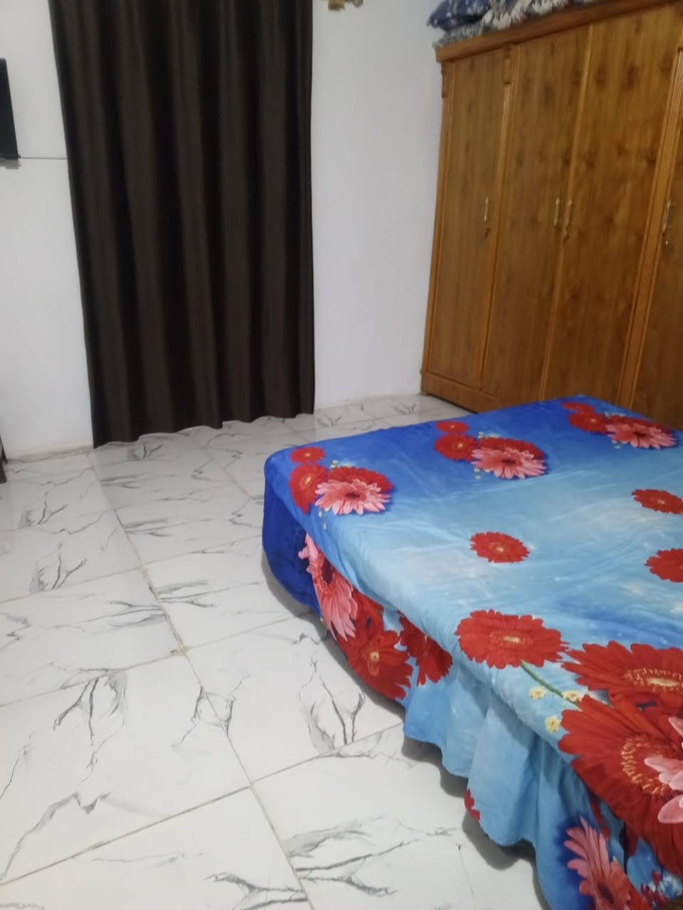 عندي بيت تجاوز بالزعفرانيه البيت عل شارع موقع حلو هدوء البيت عكاده ولارضيه بورسلين بي غرفه ومطبخ وستقبال وحديقة خلف الدار كبيره وكراج كبير للسياره البيت نضيف جدا منطقة كامله وخدمات ظمن حدود البلدية اي شي ماعليه سعره ب ٢٠    رقم وتساب فقط ***********
