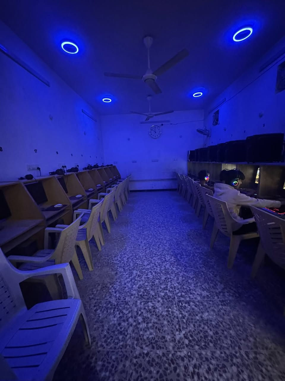 السلام عليكم
للبيع قاعة حاسبات كاملة مكملة مع الميوزة والكراسي يعني بس جيب وشد
عدد الحاسبات 22 حاسبة
8 منهن

CPU: i5 9400F
GPU: 1660Ti MSI
M.B: H310
RAM: 16 GB
PSU: 650 Watt
SSD: 128GB
HDD: 1TB

ووحدة

CPU: i7 8700K
GPU: 1060 6GB Gigabyte
M.B: Z390 MSI Tomahawk 
RAM: 16 GB
PSU: 650 Watt
SSD: 128GB
HDD: 1TB

والثانية

CPU: i7 6700K
GPU: 1650 Super MSI 4GB
M.B: Z170
RAM: 16 GB
PSU: 650 Watt
SSD: 128GB
HDD: 1TB

والثالثة

CPU: i5 2400
GPU: GT 450
M.B: H61
RAM: 8GB
HDD: 500GB

والباقيات
CPU: Intel Pentium 4
GPU: 9500 GT 
M.B: Gigabyte
RAM: 2 GB
HDD: 250 GB

كراتين القطع مال الحاسبات كلها موجودة

السعر الكلي 9 ملايين وبيهن مجال

استفسار على هذا الرقم
***********
ما متواجد على الماسنجر
