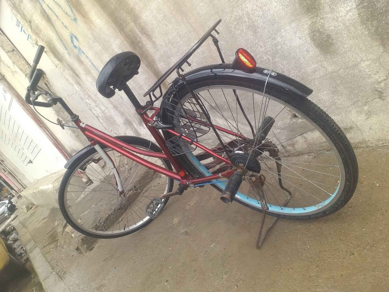 السلام عليكم 
بايسكل عبد الحليم للبيع 
لون ماروني
بايسكل كلش نضيف  
السعر 65 وبي مجال 
للاستفسار الاتصال على الرقم ***********
