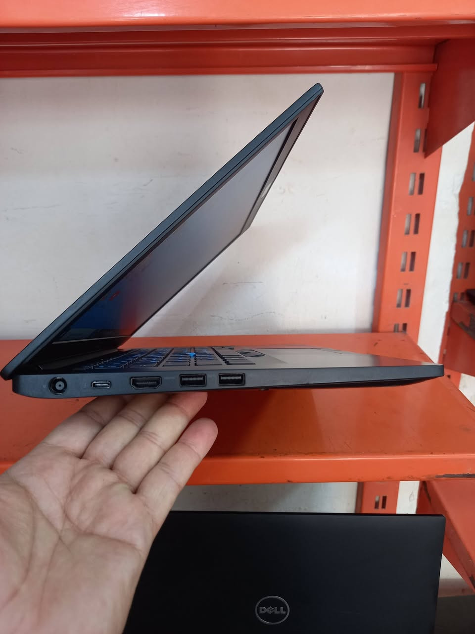 لابتوب دل dell 5480
المعالج كور اي 7 الجيل 7
الهارد    256    ssd 
الرام 8.     ddr4 
كارت الشاشة  4  شير 
حجم الشاشة  14 
الشاحنة اصلية 
يحتوي على منفذ تايب سي للشحن او نقل البيانات
نظام التشغيل ويندوز 10 عربي انكليزي 
الملحقات شاحنة وجنطة 
السعر     225
***********
***********
يوجد توصيل

متوفر 
تتوفر مجموعة لابتوبات بأسعار مناسبة ومواصفات مختلفة
