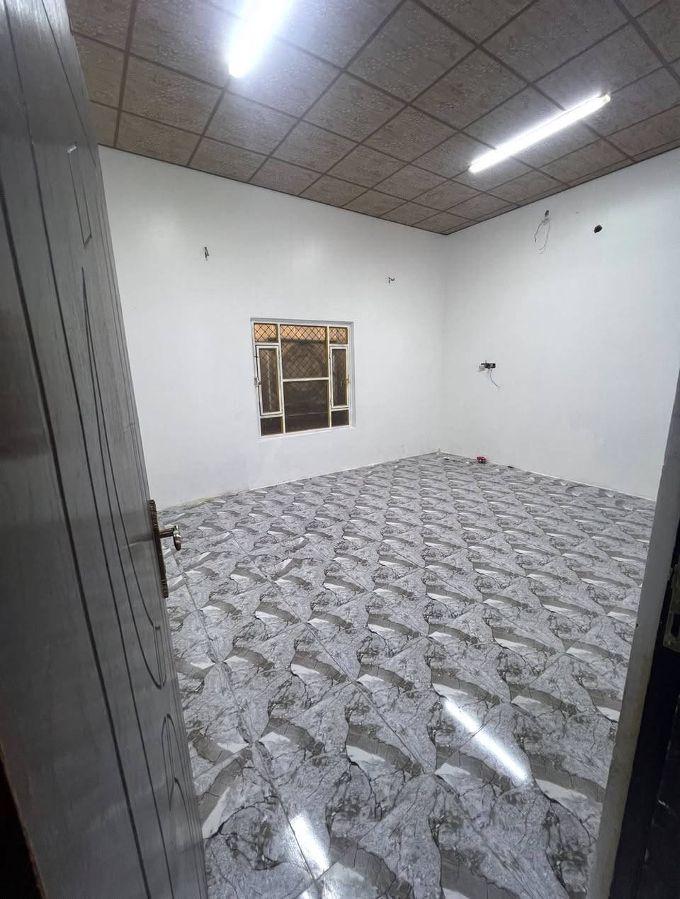 بيت للبيع في الجزيره الفيروزيه شارع ١١ تبليط شارع مرتب  مساحة البيت ٣٠٠ يحتوي البيت على غرفتين واستقبال وصاله ومطبخ وكندور ومنور مفتر على البيت  والارضيه بورسلين والكراج يسع سيارتين وحديقه كبيره والطابق الثاني أربع غرف واصل للسقف نظام الشقق ويصير درج خارجي للشقه ينزل على منور جانبي يطلع على الكراج ويمكن فتح باب مفصول للخارج والشقه ثانيه مشتركه مع البيت تنزل على الدرج الداخلي بناء البيت بلوك والطابق الثاني فرمستون  ***********
