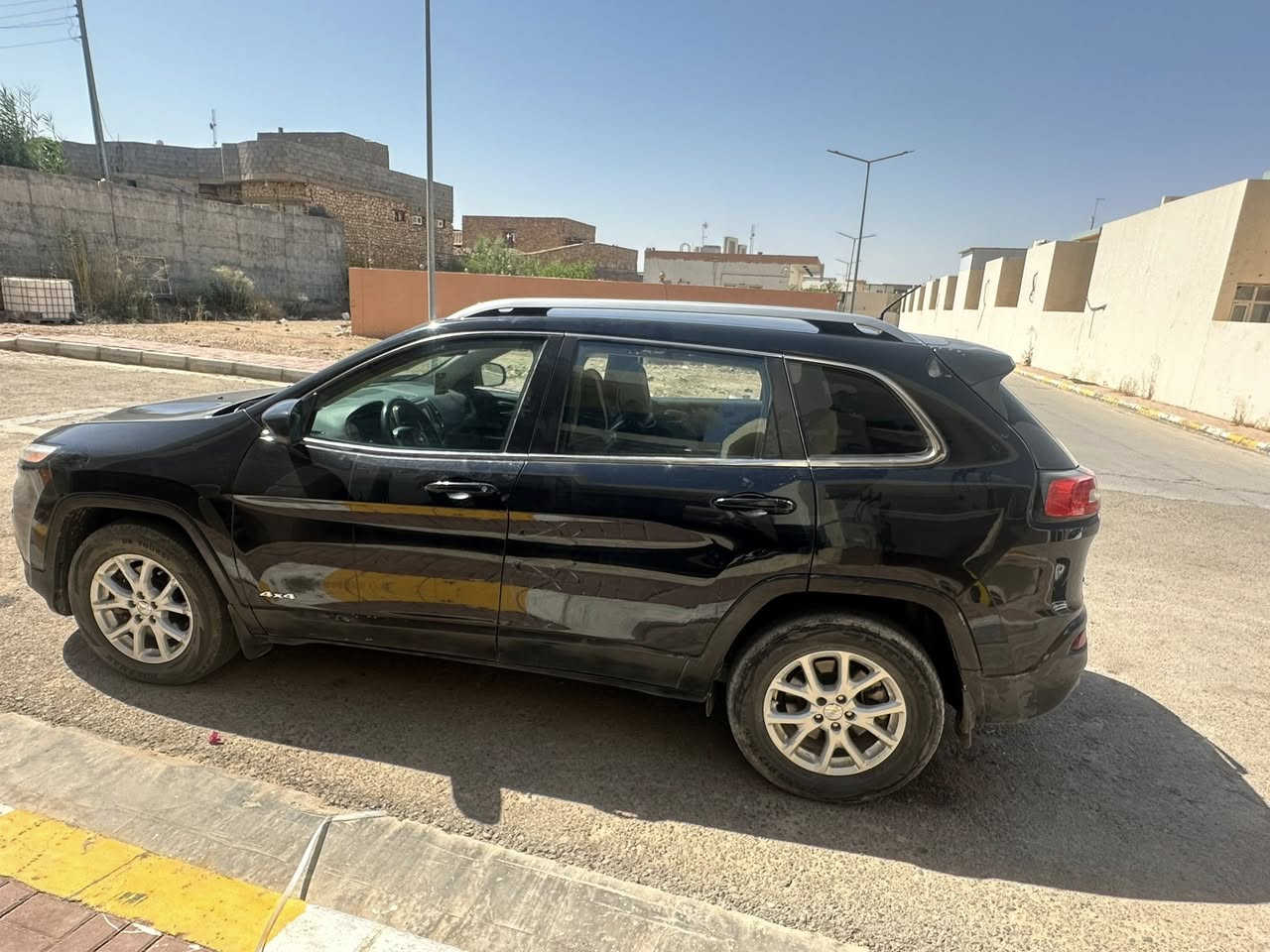 جيب بزون 6 سلندر للبيع امركي موديل 2018بيها قطعتيت بدون دواخل السعر 11 الف دولار 💲 ***********
