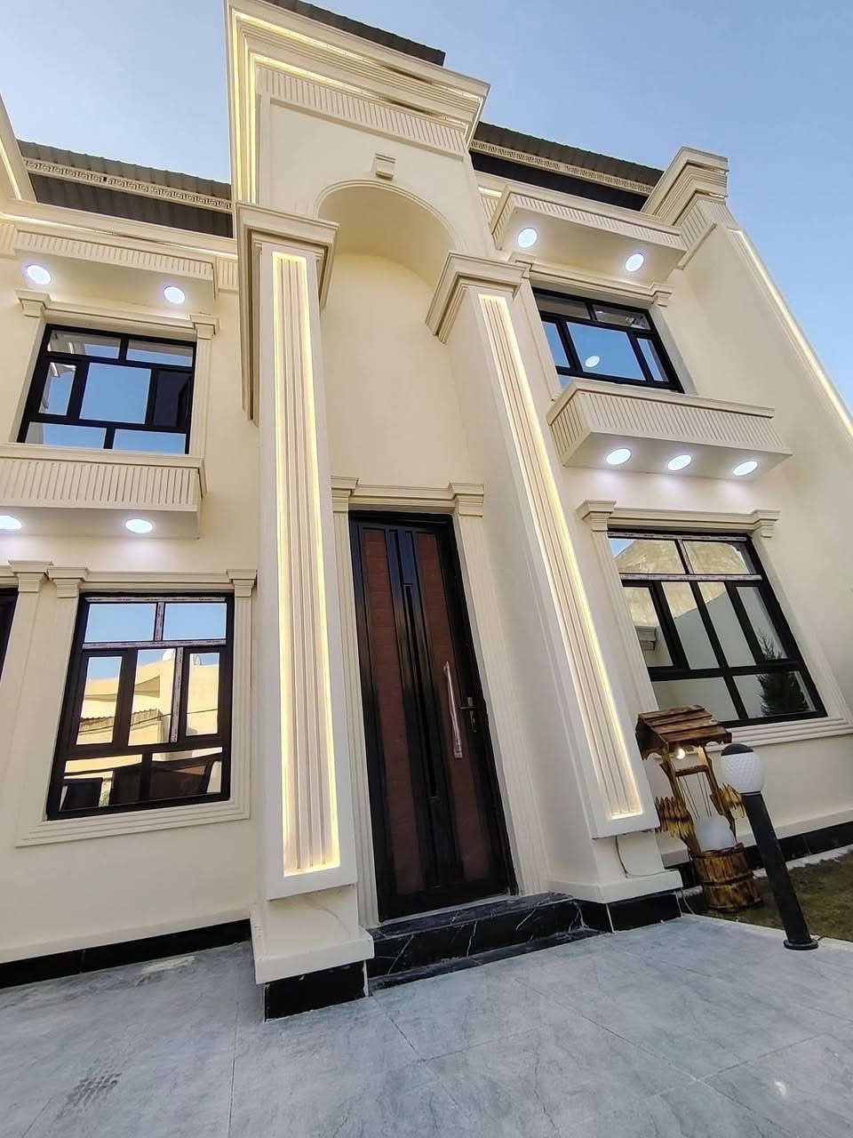 ياالله اسعد الله اوقاتكم بكل خير احبتي يتوفر دار سكن عرصه طابقين
يتكون الدار #الطابق الأول يتكون من غرفتين منام وصاله وديوان ومطبخ وصحيات داخليه وخارجيه وكراج
#الطابق الثاني من أربع غرف منام وصاله ومطبخ وصحيات
البيت متعوب عليه بشكل
طابو صرف #عرصه تحويل بأسم المشتري #مساحة ٢٥٠ متر
#العنوان البصره ابي الخصيب كوت الحمداني قرب المحكمه
شارع امام البيت ١٠ متر تبليط
كافه خدمات متوفره يمك
#السعر المطلوب ٢٦٠ مليون قابل للتفاوض
#للأستفسارأتصال ***********
فرصه ماتتعوض. ***********
