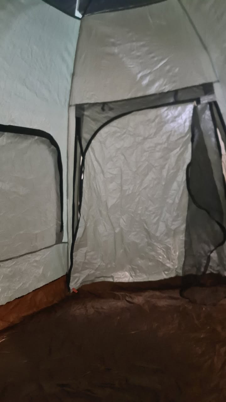 خيمة سداسية قطرها 240سم الارتفاع 160سم. تتسع 4 اشخاص منام.. جلوس 6 اشخاص. بابين وناموسية. واربع شباك لكل شباك ناموسية. مع الاوتاد والحبال والجنطة وزن الخيمة الإجمالي 4كيلو السعر 50 الف مع التوصيل كما موضح في الصور والفديو. خاص او على الرقم ***********
