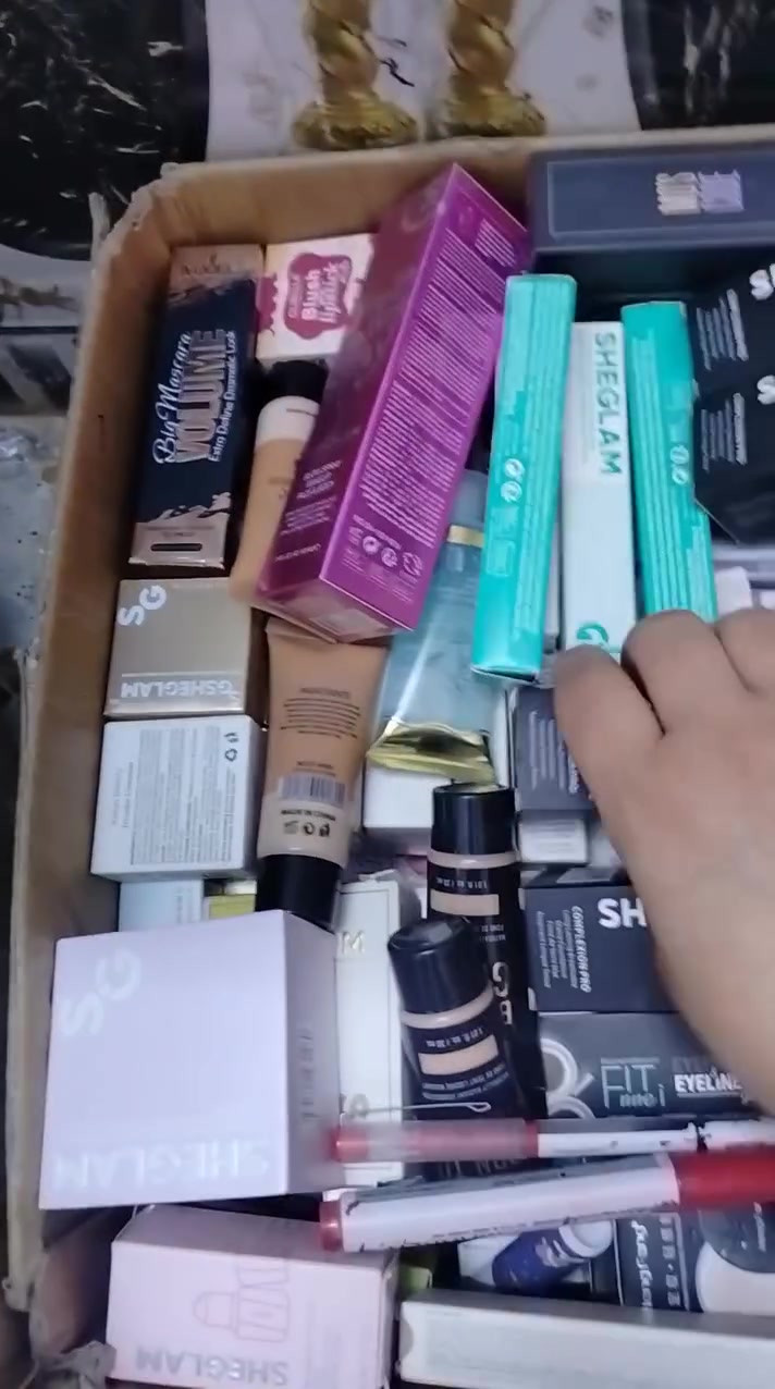 للبيع مكياج وعنايه منتجات اصليه ماستر واصلي االاتصال ***********
