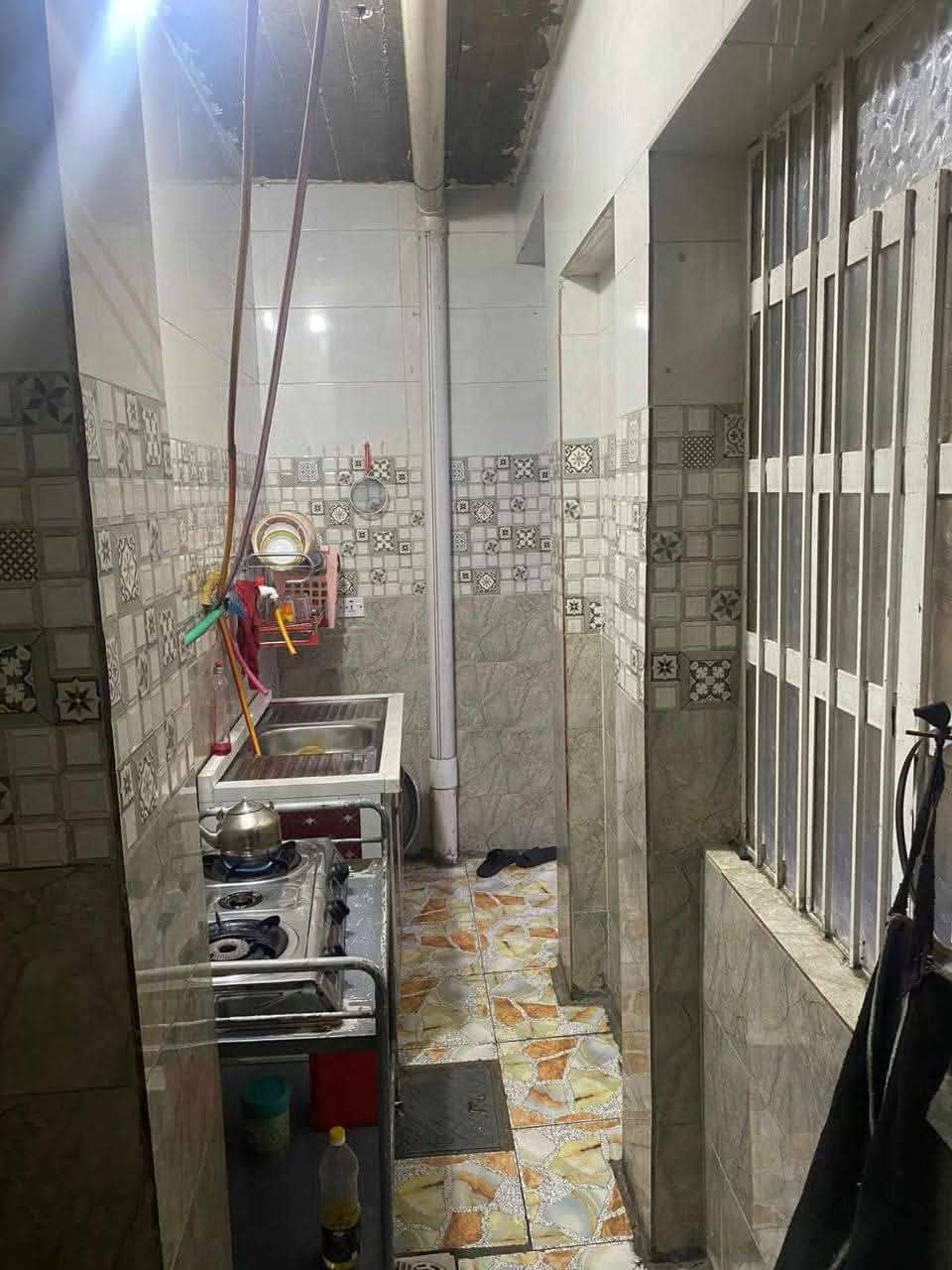 السلام عليكم عقار للبيع المساحه 150 متر ثلاث طوابق طابق الثالث معزول 
الطابق الارضي يحتوي على استقبال و صاله وغرفتين  نوم ومطبخ حار وبارد وخدمات 

الطابق الثاني غرف عدد 5 نوم خدمات وصاله 

الطابق الثالث غرفتين واستقبال وصاله ومبطبخ وخدماته

البيت جاهز  

العنوان البلديات شارع المصرف ضياء الحلفي مقابل  فرع صيدليه ركن العافيه

الاستفسار ***********
