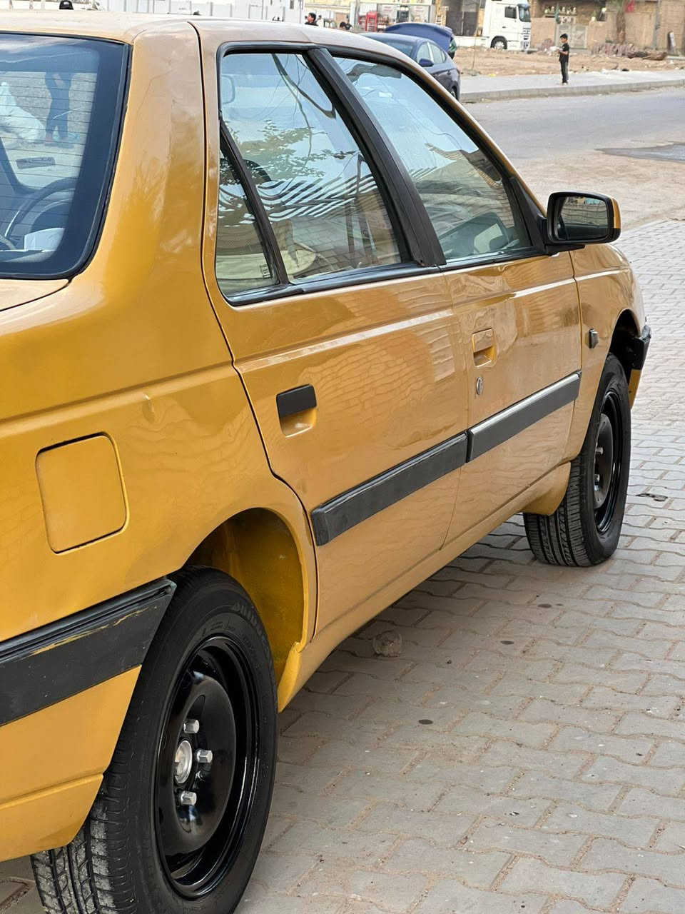 السلام عليكم للبيع بيجو موديل 13 رقم بغداد مصفره السياره كير مكينه خير من الله تخم  تاير جديد دوشمه كشنات تبريد ثلج السعر 33وبيه مجال *********** مكاني كوت
