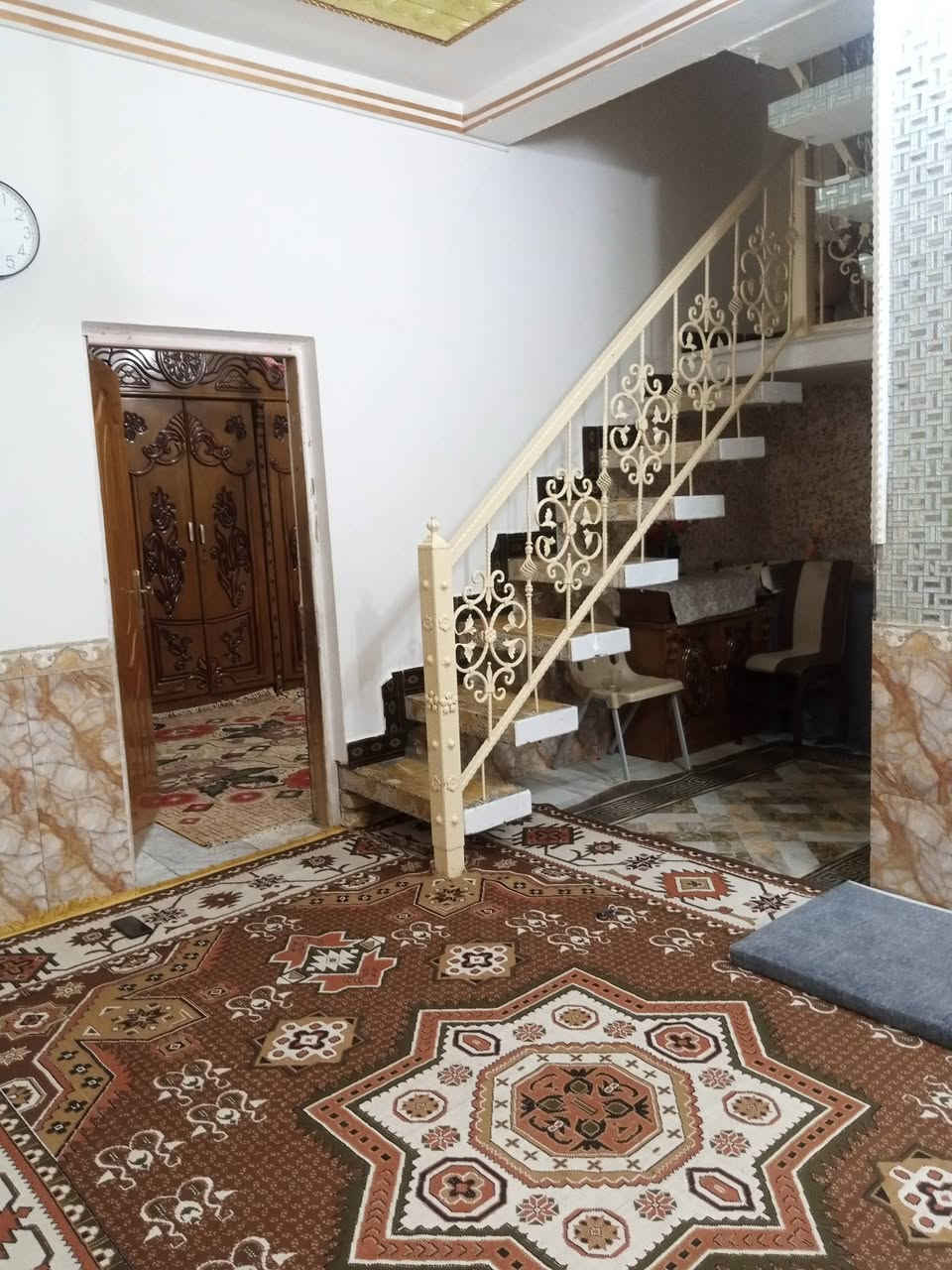 بيت للبيع في حي الفداء قرب السريع امامي  مساحه 100 متر مكون من غرفه واستقبال وصاله وطارمه وصحيات ومنور سعر  105 وبي مجال للشراي متوفر كل الخدمات والمجمعات الطبيه والغذائية والمخابز والكافتريات للأستفسار مراسلة وتساب  او الاتصال على الرقم ***********
