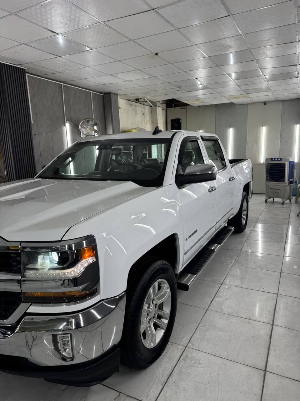 سلفرادو 2017 السياره جاهزه من كلشي 
8V 5300 
فور ويل 
باب طويل بدي قصير المرغوب 
شاشه كبيره 
تبريد منفصل 
كامره دواره 
دوشمه جديده 
تخم تاير جديد 
باتري جديد 
حداديه جديده 
السياره عليها ادامه كامله ماتصرف ولا دينار 
مابيها نقص ولا برغي 
حادث جانبي 
بجم كبس بلادي شركه 
ايرباك برده فقط 
رقم بغداد باسمي. شرط التحويل 
سنويه جديده لغايه 2029 
السعر 175$ 

‼️‼️بيع او  مراوس برام
مكاني بغداد  الكاضميه

‭0773 181 0791‬
