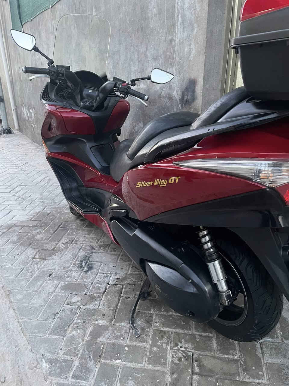 سلام عليك 

سلفر ونج جيتي (400)ماشيه(38) حقيقي مكفول الدراجه بس عدي اليبس يشكل ما عداه مصبوغه لون دم الغزال المميز أكفلك سرقه واسويلك مكاتبه واطيك منفيس السعر 18وبيه مجال مكان مدينه الصدر الرقم ***********
