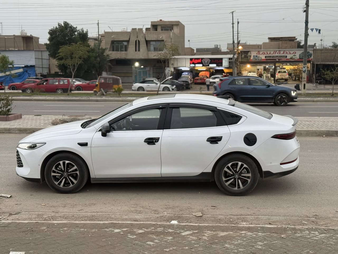 السلام عليكم byd جن بلاس فول مواصفات
فتحه
ويلكب كروم
13 كامره 
كشن كهرباء
4 رادار
نقطه عمياء
تبريد قطعتين
وقوف ذاتي 
مانع انزلاق
كروز سرعه
قياده ذاتيه
بعد بيها هواي مواصفات  السياره ماشيه 2000 وشويه
السياره جديده زيرو رقم بغداد تحويل بسمي ثاني يوم
السياره جاهز على اخر حبه 
سعرها 21300 وبيها مجال حك جيه
الرقم***********
