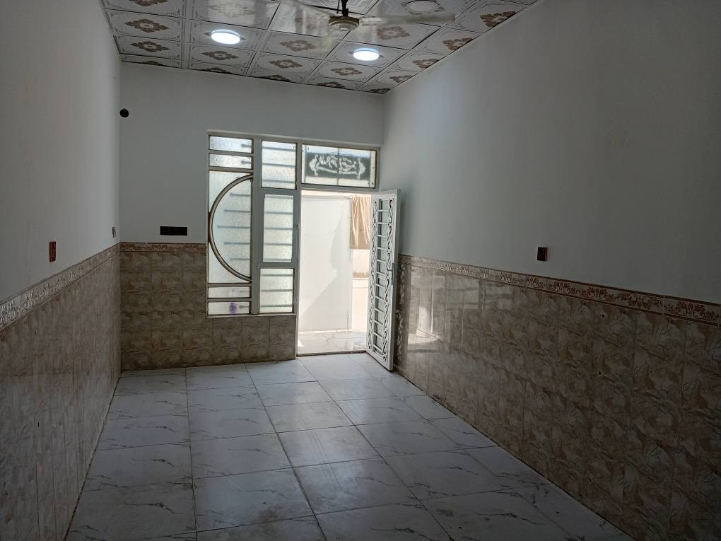 بيت رهن في نجف حي المكرمه قرب شارع طاقة وقرب جامع ابو فضل العباس مساحه ١٠٠متر تفاصيل بيت غرفة وصالة واستقبال مطبخ صحيات بناء جديد سعر رهن ٤٠ مليون مرجعت مكتب ابوحسنين العقار في نجف حي المكرمه قرب سواق ادم *********** النجف, العراق
