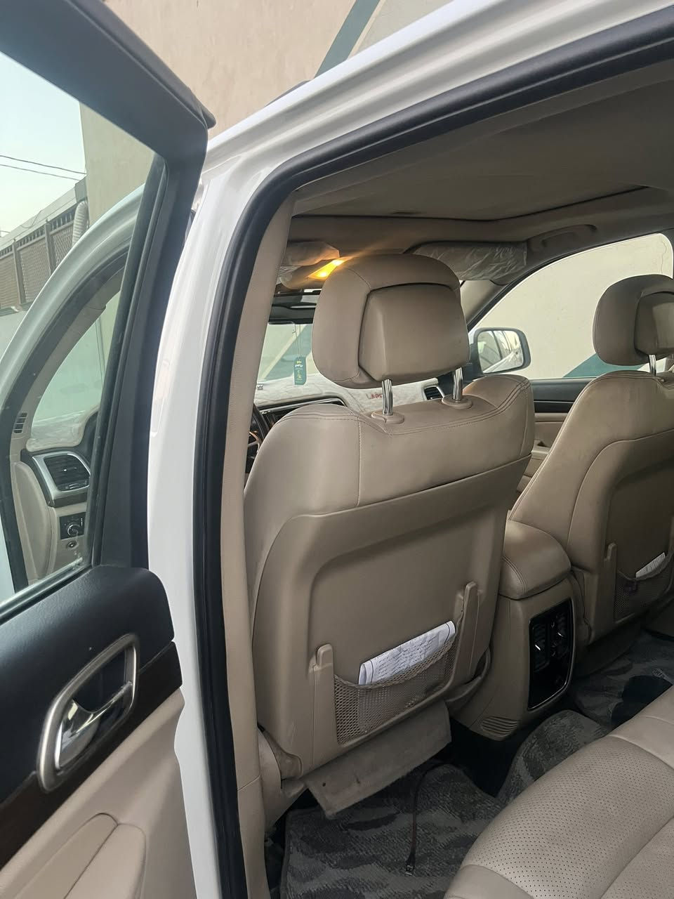 السلام عليكم ورحمة الله وبركاته 
بيع او مراوس بأقل محتاج فرق 
جيب 2015 خليجي 
دواخل جلد بيجي 
كشنات كهرباء 
حساس 
كامرة 
بصمة
فتحة 
تشغيل عن بعد 
أنظمة قيادة 
شفتات 
مثبت سرعة 
تبريد خلفي 
محرك 3600
ماشية 104 ميل 
السيارة نضيفة وجاهزة من كلشي 
سونار موجود بالمنشور
السيارة رقمها بغداد بأسمي رقم جديد 
مكانها النجف الأشرف 
السعر 225 وبيها مجال بسيط 
***********
