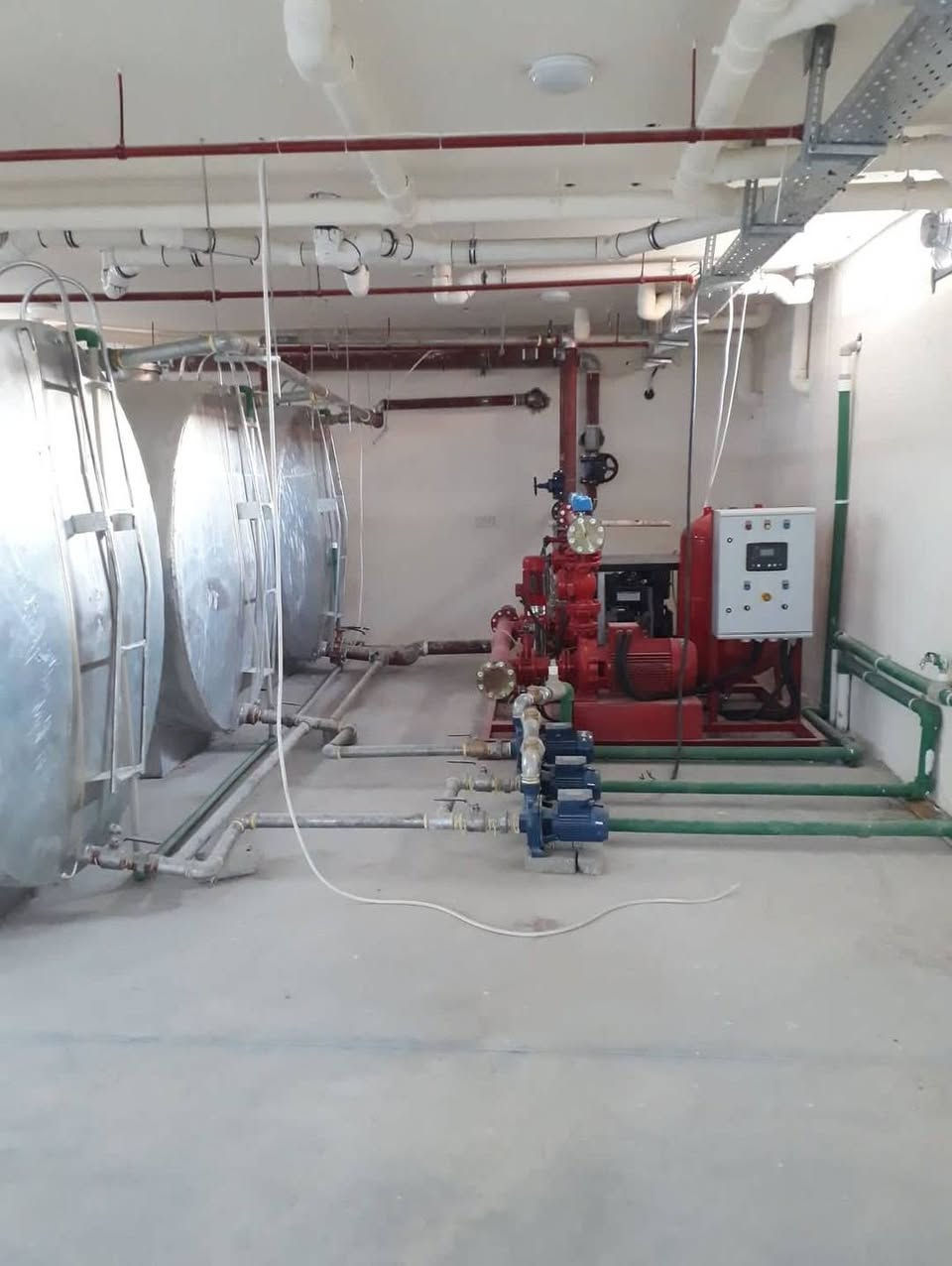 بفضل الله 
كادر سيف  يواصل بصماته الذهبية في مجال السلامة
*********** 
مدير التنفيذي المهندس ابو يوسف ومنظومات الإطفاء 👷‍♂️💪، حيث أنجز مؤخراً منظومة إطفاء حديثة في عمارتين 🏢🏢، بعمل متقن يليق بخبرتهم الكبيرة.

المنظومة تتكون من 8 بوكسات حريق 🔥 موزعة بشكل مدروس لتغطية كامل المباني، بالإضافة إلى مضخة متطورة عالية القوة 💧⚡ قادرة على توفير ضغط مائي مثالي في لحظات الطوارئ 🚨.

📌 المنظومة إماراتية المنشأ 🇦🇪، معروفة بمواصفاتها المتقدمة، كفاءتها العالية، مضخة حريق 100 جالون في الدقيقة بمحرك كهربائي / ديزل متعدد المراحل 🛢️

🔧 عملية التركيب لم تكن عادية، بل تمت على أيدي كادر عالي الخبرة استخدم أحدث الأجهزة والتقنيات العالمية 🌍✨، ما جعل التنفيذ دقيق وسلس وبجودة تضاهي المشاريع الكبرى.
