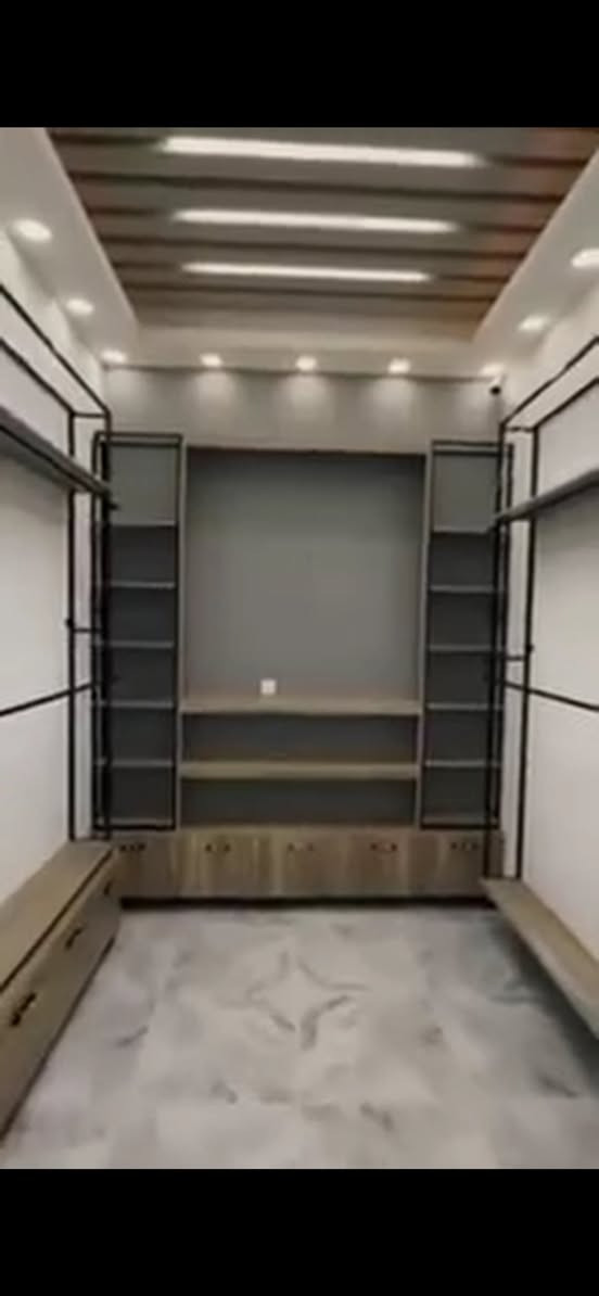 ديكور محل ملابس للبيع رفوف خشب + خزن خشب +ستاندات حديد كامل للبيع اضافه متوفر مليكان خشب اصلي و اكثر من 200 قطعه تعلاكه خشب 🪵 ***********
