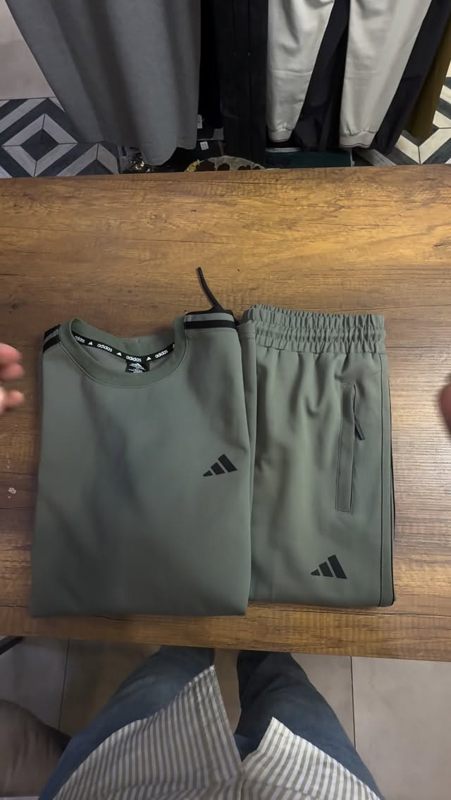 تراك اديداس اصلي 
خامة قطنية 
قياسات 
M L XL XXL
للحجز مراسلة خاص


**إذا كنت صاحب هذا الإعلان وتريد حذفه لأي سبب، رجاءا أرسل رسالة إلى الدعم الفني**