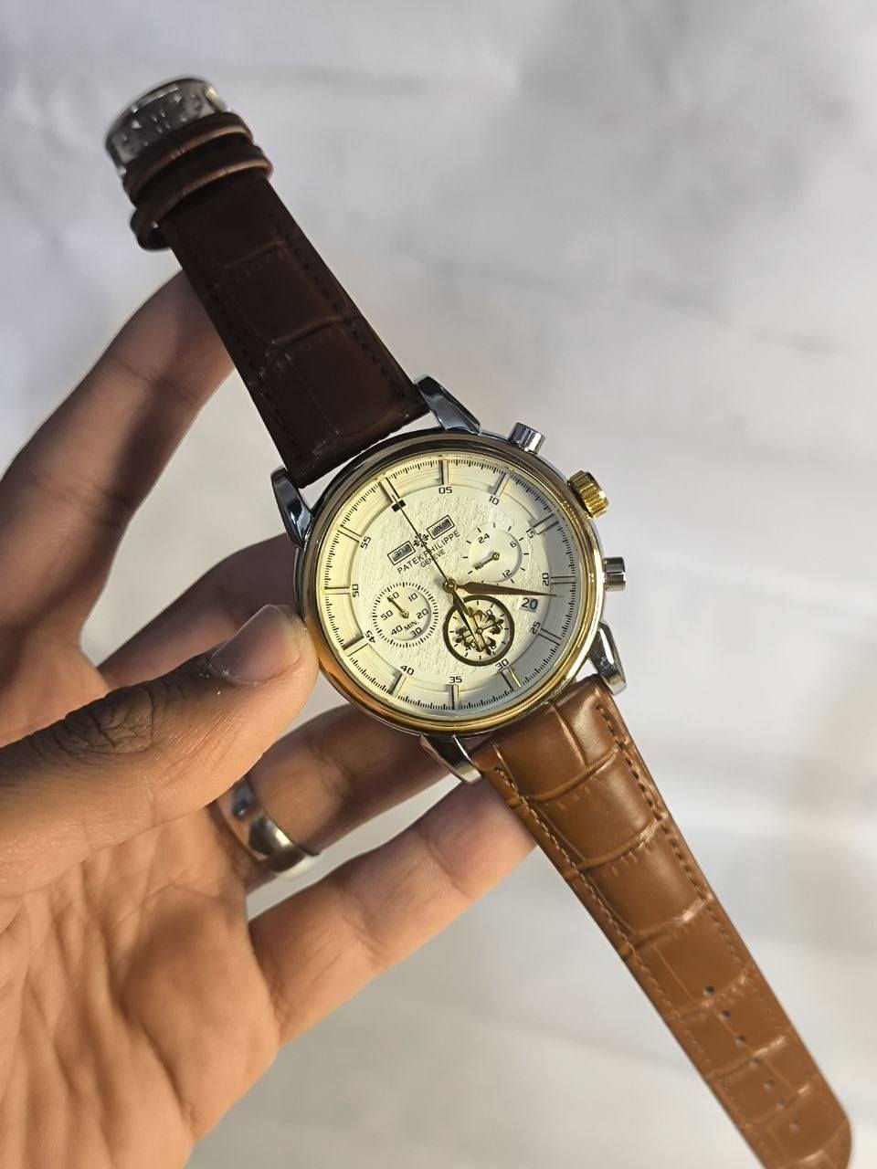 ساعة باتك فلب PATEK PHILIPPE 

تحفة فنية 
لرجال الاعمال والمحبي الرسمي
مكينة كوارتز ( نظام ستوبوج) جميع السناتر شغاله 
هيكل يتانلس ستيل والطوق روز كولد
ميناء مميزة وارقام لامينوس مزودة بمنفذ تاريخ واسبوعي (عربي+انكليزي)
زجاج زفير مزرق ضد الخدش
مقاومة الماء والغبار 
 قفل فراشة 
ساعة مختمة بالكامل

السعر :- 40 ع اول تم 
للحجز والاستفسار يرجى مراسلة الصفحه


**إذا كنت صاحب هذا الإعلان وتريد حذفه لأي سبب، رجاءا أرسل رسالة إلى الدعم الفني**