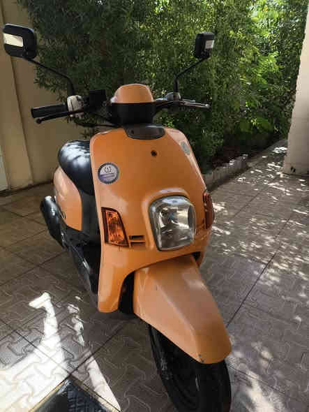 السلام عليكم دراجه بوليس للبيع مكينه ناعمه مامفتوحة مكفولة لون مميز مشمشي🍑  داخل املح  الوصل موجود كفرات اصلية ختم واحد وي المكينه شاهد الله دراجه اتخبل طياره مكان كربلاء الحر الرقم واتساب*********** السعر 1200وبيه مجال
