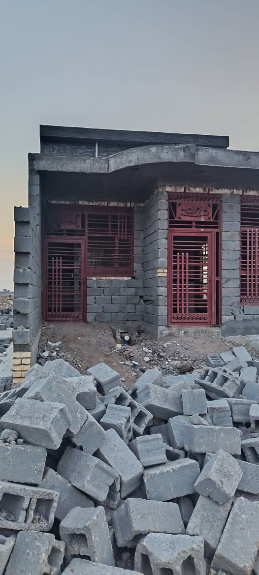 دار للبيع بيه نواقص
موقعه المسيب حي العسكري
قرب جامع العلي العظيم 
طابو زراعي سند ٢٥
مساحته ٢٠٠ بناء ١٥٠
بناء بلوك صب كونكريت 
متكون من..... غرفه وصحيات داخليه
 وصاله واستقبال ومطبخ
البيت مشتغليه سيراميك جدار وكهرباء وميي ومجاري
باقيله بس الارضيه وجص وبورك
***********
