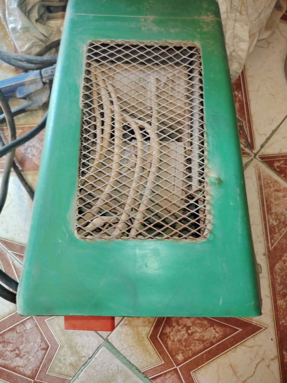 السلام عليكم مكينة لحيم للبيع نوعية قديمة ما مستعملة الا قليل بالبيت مو محل نحاس ١٠٠٪ السعر ٢٥٠ الف وبيه مجال للاستفسار رقم الهاتف ***********
