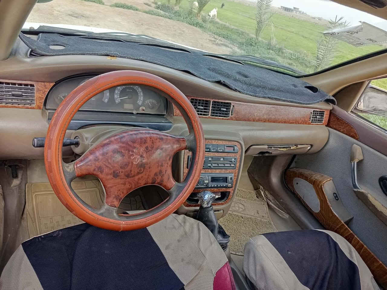 سمند 11 للبيع للي يريد يعيش  محرك كير صدر تخم تاير كله جديد فقط مشط ستيرن كايم وهيه شوفت عينك يرادلها ترتيبات  رقم نجف لا غرامه ولا هيئه تريد وكاله تريد تحويل سعر ((20 ورقه)) وبيها مجال حبايب *********** مكانها واسط صويره
