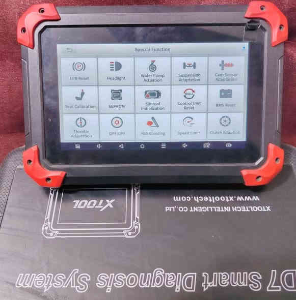 السعر خاص للحجز والاستفسار على الرقم *********** 
تحديثزلحد شهر 6-2027
XTOOL D7 
أداة تشخيص للسيارات، تعمل بنظام تشغيل أندرويد وتدعم التشخيص الكامل لجميع أنظمة السيارة، بالإضافة إلى البرمجة ثنائية الاتجاه لجميع وحدات التحكم الإلكتروني (ECU). وهي مجهزة بوظائف متقدمة مثل رموز برمجة وحدات التحكم الإلكتروني (

ECUcap E cap C cap U
𝐸𝐶𝑈 coding)، وأكثر من 36 خدمة صيانة خاصة مثل إعادة ضبط الزيت (Oil Reset) ومعايرة زاوية التوجيه (SAS). وتتمتع بتغطية واسعة لأكثر من 85 علامة تجارية للسيارات، وتدعم بروتوكولات أحدث مثل FCA AutoAuth و CANFD و DoIP. 
أبرز الميزات 
تشخيص شامل: تقوم بمسح كامل لجميع أنظمة السيارة بما في ذلك المحرك، ونظام الفرامل المانعة للانغلاق (

ABScap A cap B cap S
𝐴𝐵𝑆)، والوسائد الهوائية (

SRScap S cap R cap S
𝑆𝑅𝑆)، وأنظمة النقل، وغيرها.
تحكم ثنائي الاتجاه: تتيح لك إرسال أوامر إلى وحدات التحكم الإلكتروني في السيارة لتشخيص الأعطال بدقة، مما يوفر خطوات تشخيصية أكثر كفاءة.
وظائف صيانة متقدمة: توفر أكثر من 36 وظيفة صيانة خاصة مثل:إعادة ضبط الزيت (Oil Reset).
إعادة ضبط فرامل الركن الإلكترونية (EPB).
معايرة مستشعر زاوية التوجيه (SAS).
إعادة ضبط نظام إدارة البطارية (BMS).
إعادة ضبط فلتر الجسيمات الديزل (DPF).
ترميز 

ECUcap E cap C cap U
𝐸𝐶𝑈 (ECU Coding): تمكنك من برمجة وحدات التحكم الإلكتروني لـ BMW ومرسيدس بنز وميتسوبيشي وغيرها، ودعم الترميز عبر الإنترنت، وتكييف القيم، وإعادة تعيين القيم التكيفية.
تغطية واسعة للسيارات: تدعم أداة XTOOL D7 85+ علامة تجارية للسيارات في الولايات المتحدة وآسيا وأوروبا.
دعم بروتوكولات حديثة: تدعم أحدث بروتوكولات مثل FCA AutoAuth (لـ Chrysler و Dodge و Jeep و Fiat)، و CANFD (لـ GM) ، و DoIP (لـ BMW و Mercedes-Benz و Land Rover و Audi).
تحديثات مجانية لمدة 3 سنوات: تتضمن تحديثات برامج مجانية لمدة 3 سنوات لتزويدك بالميزات الجديدة وتغطية المركبات الموسعة.
تحديثات V2.0: تم تحديث الجهاز ليشمل تقرير تشخيص محسّن يسمح بتخصيص التقارير بشعارك وتفاصيل العميل.
