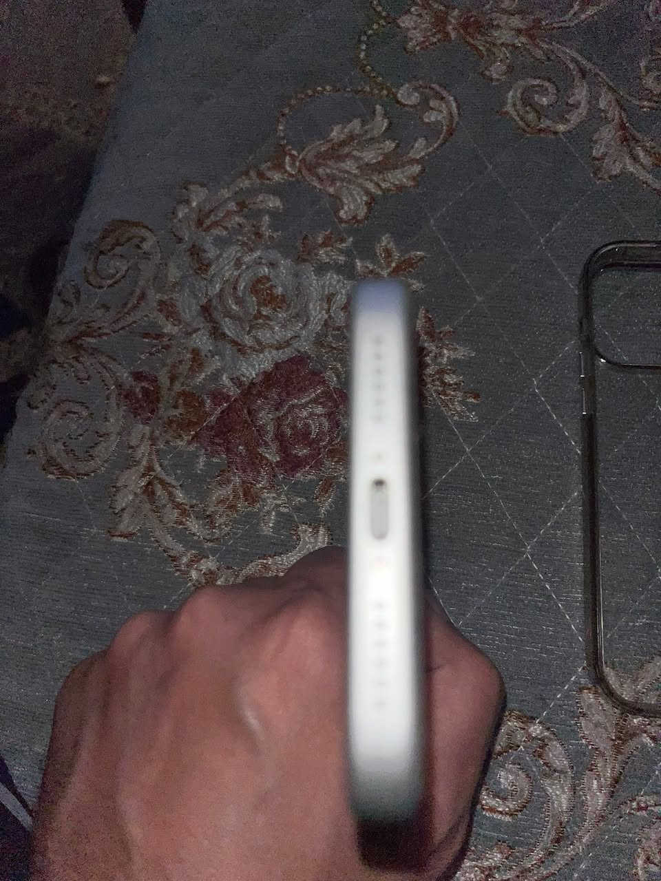 "}
للبيع آيفون سيلفر 256GB، نظافة 97% والبطارية 95%، الجهاز بحالة ممتازة جداً وخالٍ من الكسور أو الخدوش القوية، جميع القطع أصلية ولم يتم فتحه أو تصليحه سابقاً.

الجهاز مقفول بحساب iCloud وتم نسيان بيانات الحساب ورقم الهاتف المرتبط به، لذلك يباع بحالته الحالية. مناسب للاستفادة من القطع الأصلية أو لمن لديه إمكانية استعادة الحساب.

مواصفات الجهاز:
- لون سيلفر.
- ذاكرة 256GB.
- بطارية 95%.
- كابل الشحن موجود.
- لا توجد أعطال فنية أو مشاكل بالشاشة أو الهيكل.

المعاينة والاستلام في بغداد – حي البنوك.

السعر المطلوب: 750 دولار قابل للتفاوض بالمعقول للجادين
***********
