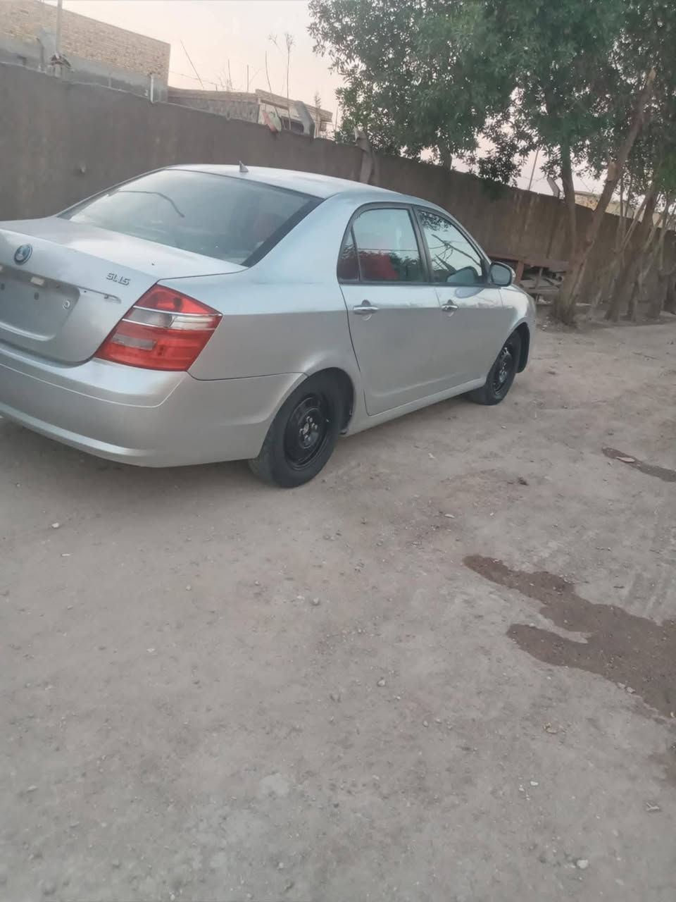 سلام عليكم سياره جيلي موبل محرك 1800موديل 12كير عادي رقم  ذي قار  وين اتريد احولك  السياره صافيه من الغرمات)))صبغ عام   ♕♕السعر 40وبيه مجال للشراي ♕رقم صاحب السياره ***********
