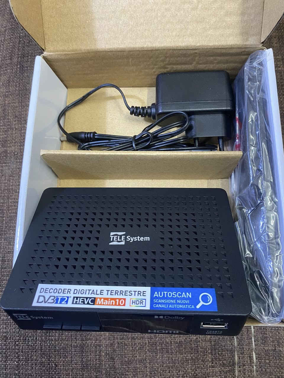 ستلايت جهاز فك تشفير رقمي أرضي (DVB-T2).
دعم HEVC Main10: يدعم معيار ضغط الفيديو عالي الكفاءة (HEVC) Main10، مما يضمن التوافق مع البث الحديث.
مشغل وسائط USB: يمكن استخدامه كمشغل وسائط لتشغيل الملفات عبر منفذ USB.
مسح تلقائي (Autoscan): يتميز بوظيفة المسح التلقائي للبحث عن القنوات الجديدة بسهولة.
تقنية Dolby: يدعم تقنية Dolby للصوت.
منافذ التوصيل:
منفذ HDMI™ للتوصيل بالتلفزيون.
منفذ USB.

السعر 15 🤍🌸


**إذا كنت صاحب هذا الإعلان وتريد حذفه لأي سبب، رجاءا أرسل رسالة إلى الدعم الفني**