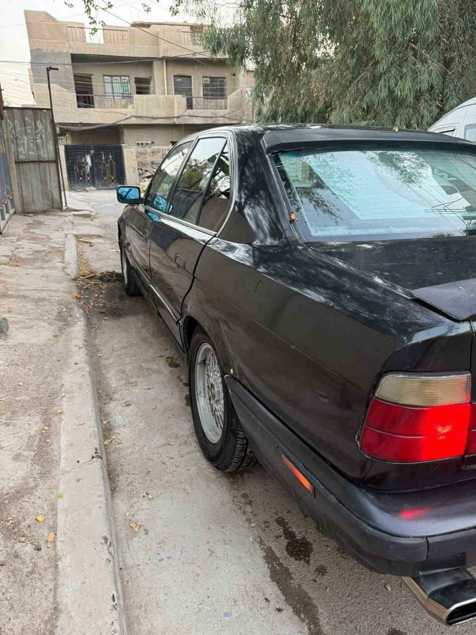 بي ام اصل ٥٢٥ 
بيه محرك ٨  ٥٣٠ مكينه كير وتبريد كله شغال  حداديه نص عمر 

باسمي السياره تحويل ثاني يوم هزه جديده رقم جديد   رقم بغداد بيه منضومه غاز  مكان السياره بياع بي ام 530 V8  كير اوتو موديل 1992 رقم بغداد الإنكليزي لون أسود غير محدد سنوية ل28 
فتحة سقف بيها عطل  
 كمبريسر ياباني 
الصدر 60% 
تايرات 60% 
باتري جديد 
كشتات كهرباء 
بيها منظومة غاز 
السيارة يراده كم شغلة ( ترتيبات )
السيارة بيها ضربة خفيفة  بالجاملغ الأمامي 

سياره ابيعه تعمير ٣٨ وبيه مجال 

*********** بغداد, العراق
