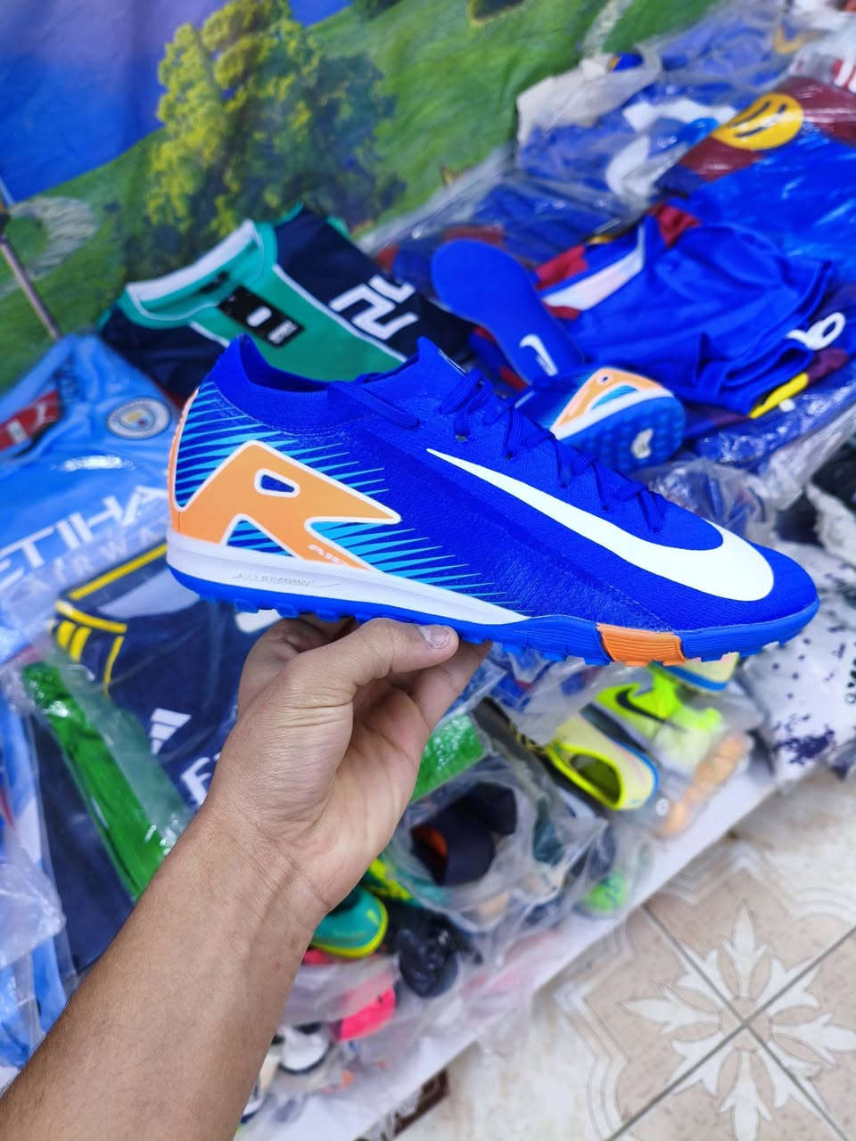 اير زوم الاصلي خياط داخلي وخارجي حذاء مجرد ملبوس وطالع صغير عليه فقط افتر العراق كله اذا لكيت هاذا سعره انطيكياه بلاش سعره 20فقط وتوصيل 5 شوف نضافه القياس 43


**إذا كنت صاحب هذا الإعلان وتريد حذفه لأي سبب، رجاءا أرسل رسالة إلى الدعم الفني**