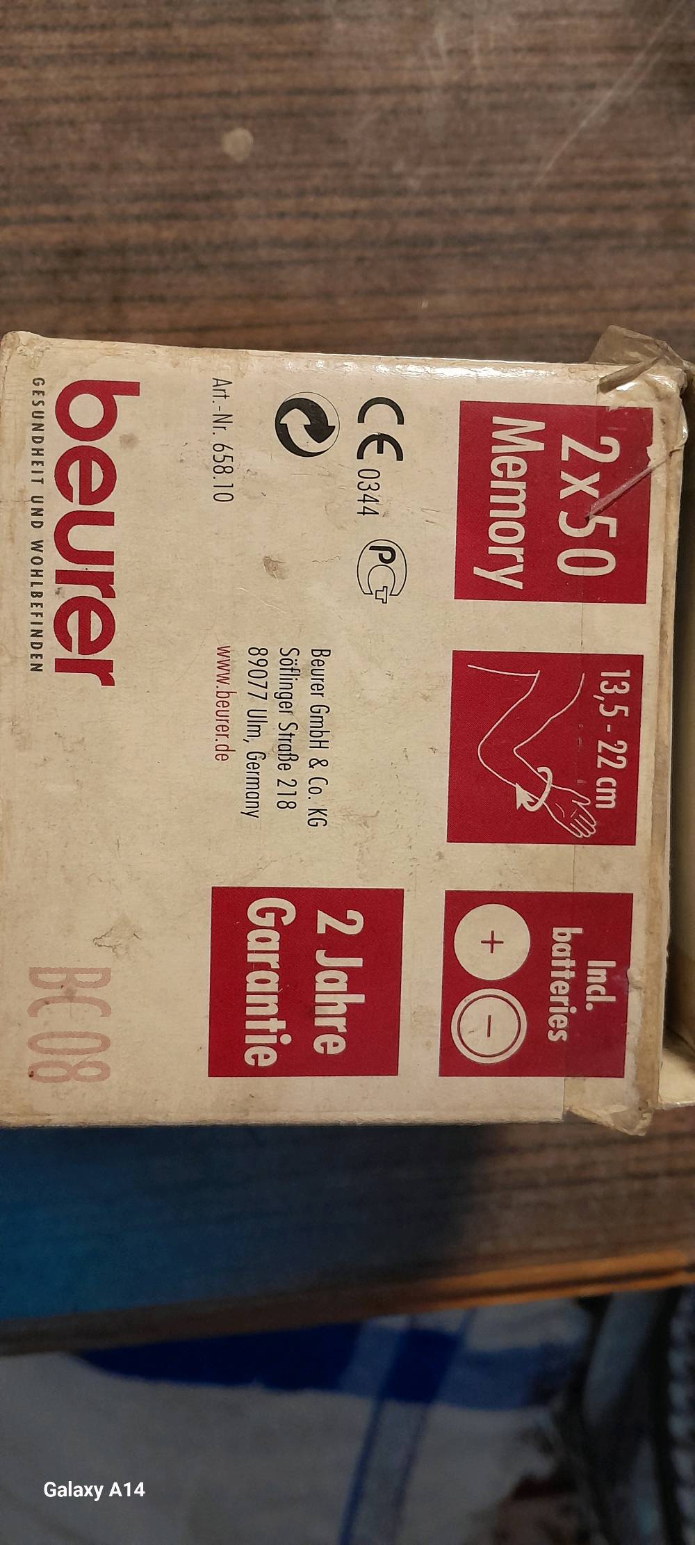 جهاز قياس ضغط الدم من شركة Beurer، نوع BC 08. الجهاز أوتوماتيكي بالكامل ويقيس ضغط الدم والنبض بدقة. يحتفظ بذاكرة تصل إلى 50 قراءة لكل مستخدم، ويأتي مع بطاريات وصندوق تخزين. مناسب لمحيط المعصم من 13.5 إلى 22 سم، ومُحَصَّن سريرياً للاستخدام الدقيق في المنزل. يُباع بحالة جيدة مع العلبة الأصلية.