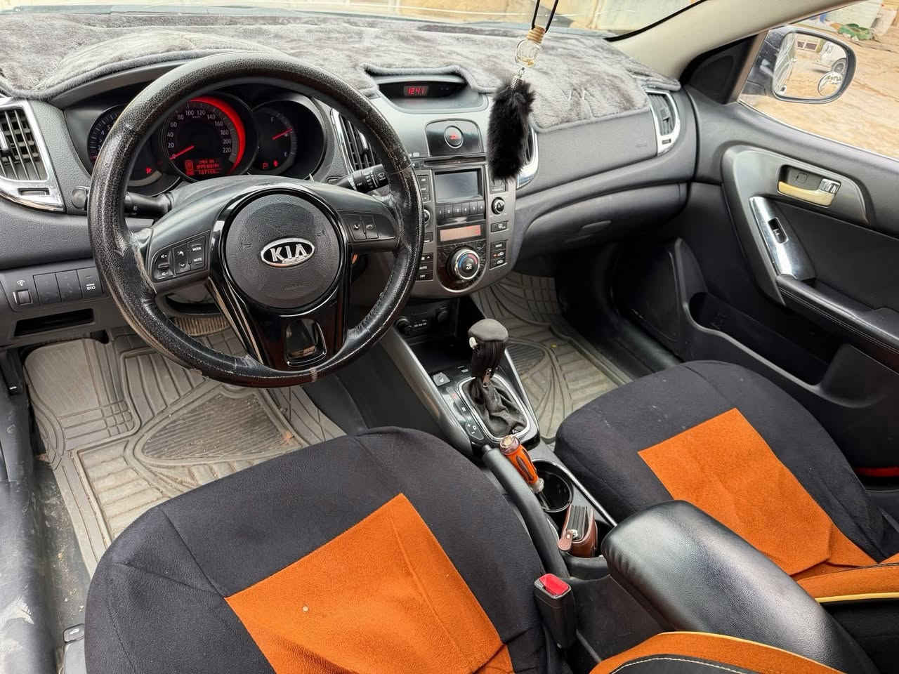 السلام وعليكم عندي فورتي كوريه 2013رقم ديالى دولي فول موصفات محرك 1600كير محرك تخم ياير صدر امامي وخلفي جديد بيها اربع قطع كلير بدون اي حادث بدون اي دواخل اي نقص مابيها السعر 83ورقه رقم التلفون ***********
