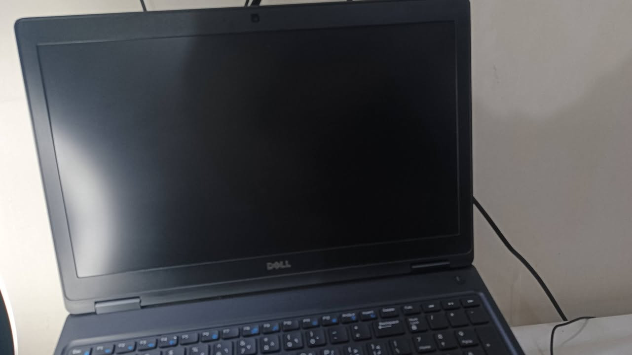 💻 للبيع لابتوب بحالة ممتازة
🔹 المعالج: Intel Core i5 الجيل السادس
🔹 كرت الشاشة: منفصل 2GB (940mx)
🔹 الرام: 8GB
🔹 التخزين: SSD (سريع)
🔹 الشاشة: واضحة ونظيفة
🔹 الحالة: شغال 100%، ما بيه أعطال
✔️ مناسب للدراسة، الأوفيس، التصفح، وبعض الألعاب الخفيفة
✔️ الجهاز نظيف والاستعمال شخصي
💰 السعر: 270 الف دينار (قابل للتفاوض البسيط)
📍 المكان: بغداد الحرية توصيل لايوجد
📞 للتواصل: خاص / واتساب ***********
