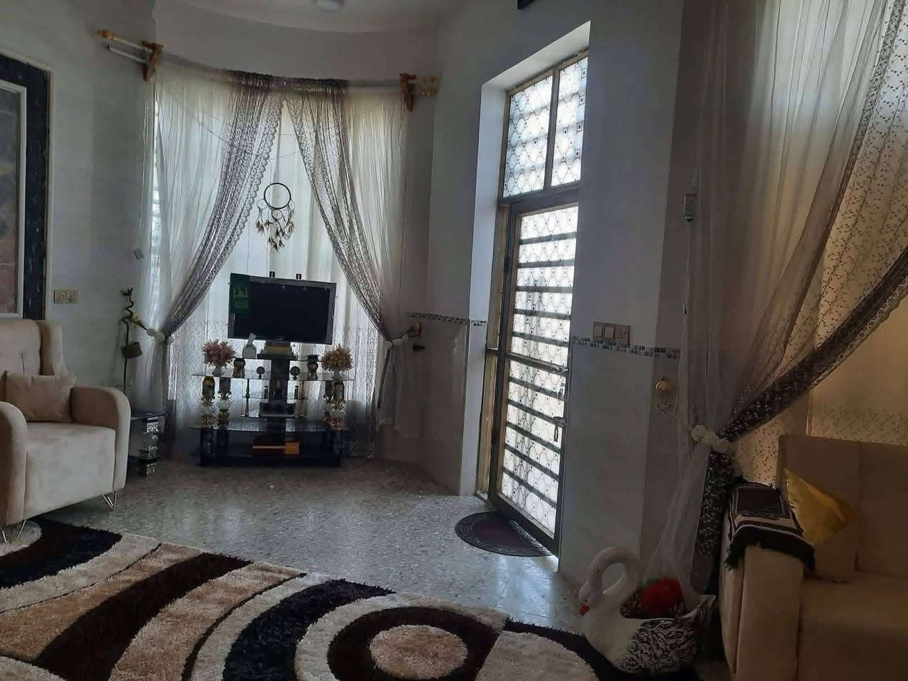 دار للبيع 
العنوان المسيب //حي الموطفين
المساحه 300م طابو زراعي سند 25 
التفاصيل بيت بناء حديث يحتوي على طابقين تحتوي على 3غرف نوم وصاله وكلدور ومطبخ ومجمع صحيات عدد 3
وحديقه 
بيت كامل. مواصفات 
السعر ع الخاص.
لاستفسار الاتصال على ***********
