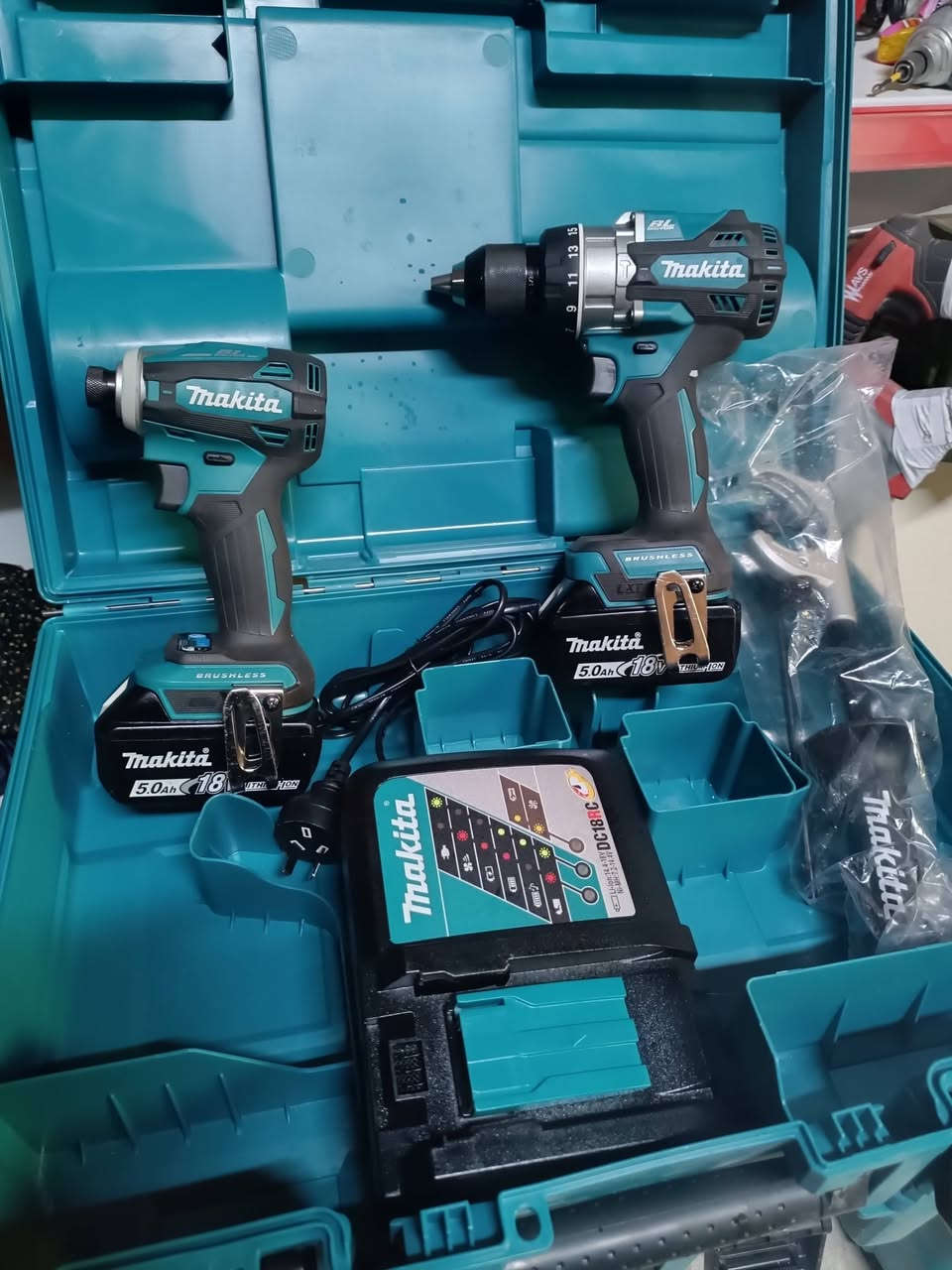 للبيع 

كت مكيتا جديد 

***********
