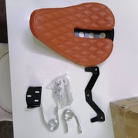 مرخّص • مقعد جلد • حديد ثقيل