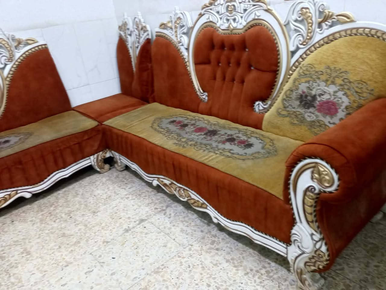 ديوان ملكي7.مقاعد نظيف
سعره 135 وبي مجال لبياع 
يوجد توصيل بكروه ب واتساب
***********
