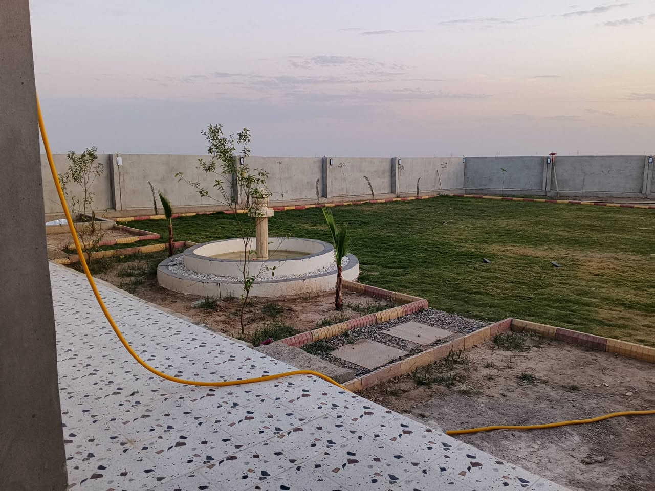 بسم الله الرحمن الرحيم
دار ركن  مساحته ٨٦٠ متر كامل مواصفات يتكون من ثلاث غرف نوم مع استقبال كبير وهول كبير ومشتملات داخلي وخارجي مع حديقة بمساحة ٦٠٠ متر وحديقة صغيرة من الجهة الثانية سيراميك جداري مع أرضية بورسلين أبواب وشبابيك درجةٍ أولى نظام دكتات شوارع صب كهرباء ماء بااسمي  العنوان مجمع الحياة قرب الحسينية 
***********
