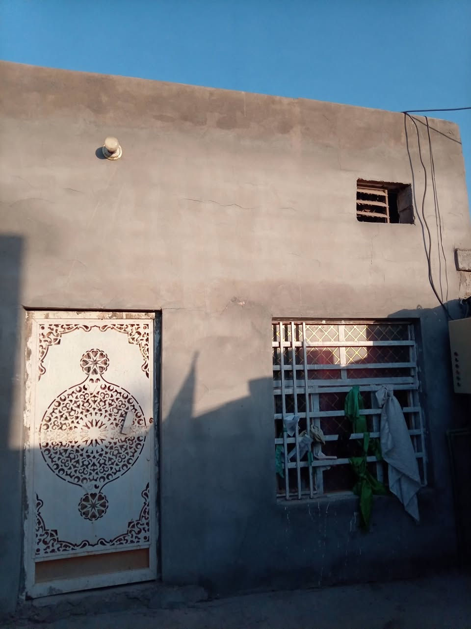 مساحة 200متر
نزال 16ونص

ثلاث غرف نوم وصالة ومطبخ  وبراني

بناء جديد 2025

الحمزة الشرقي حي الحسين قرب مدرسه الوركاء كامل خدمات تبليط مجاري انترنت ضوئي 

***********
